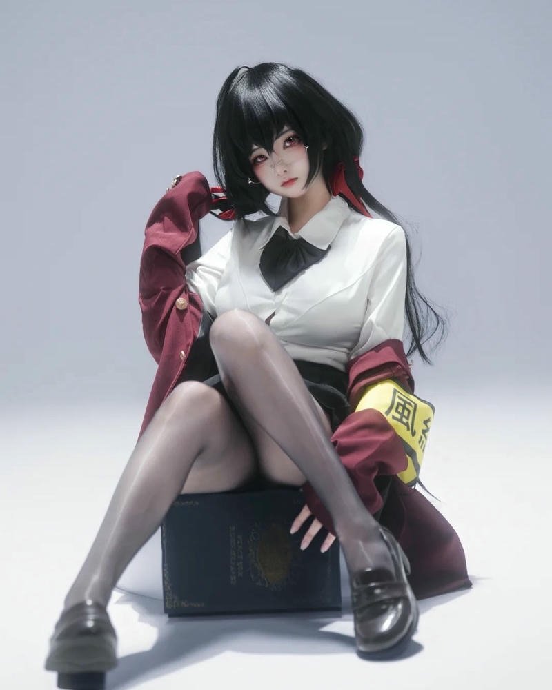 Cosplay nữ sinh áo khoác đỏ ngồi ghế