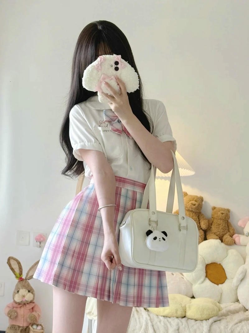Cosplay nữ sinh áo trắng tự chụp trước gương