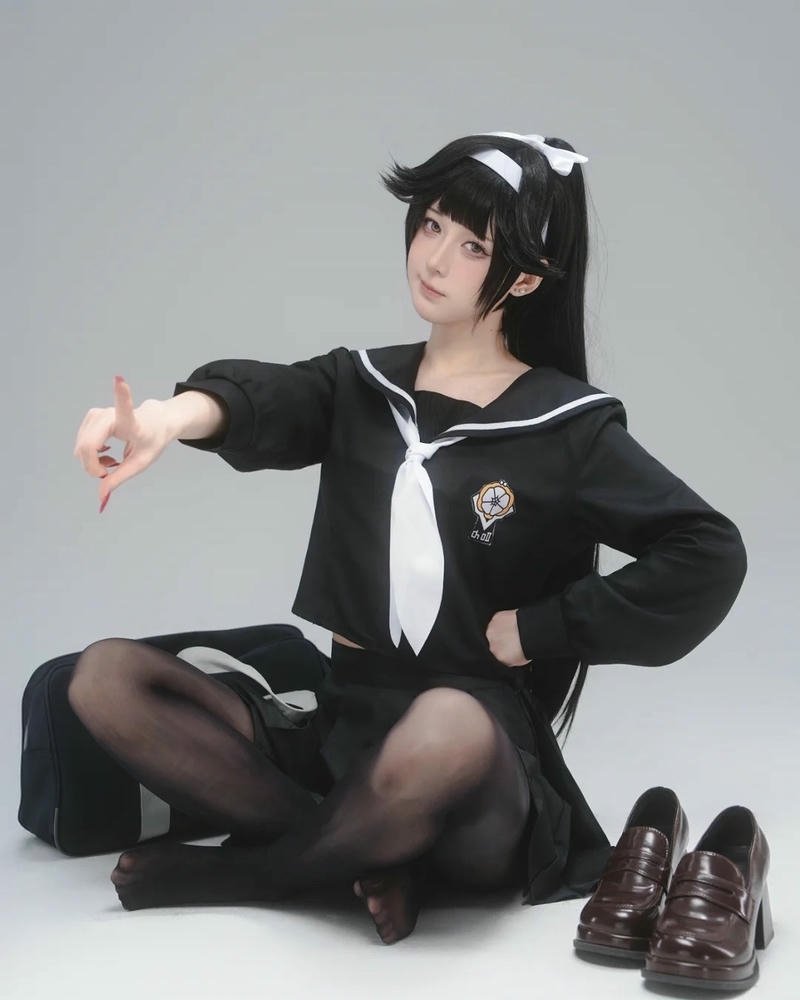 Cosplay nữ sinh ngồi bệt trên nền cỏ