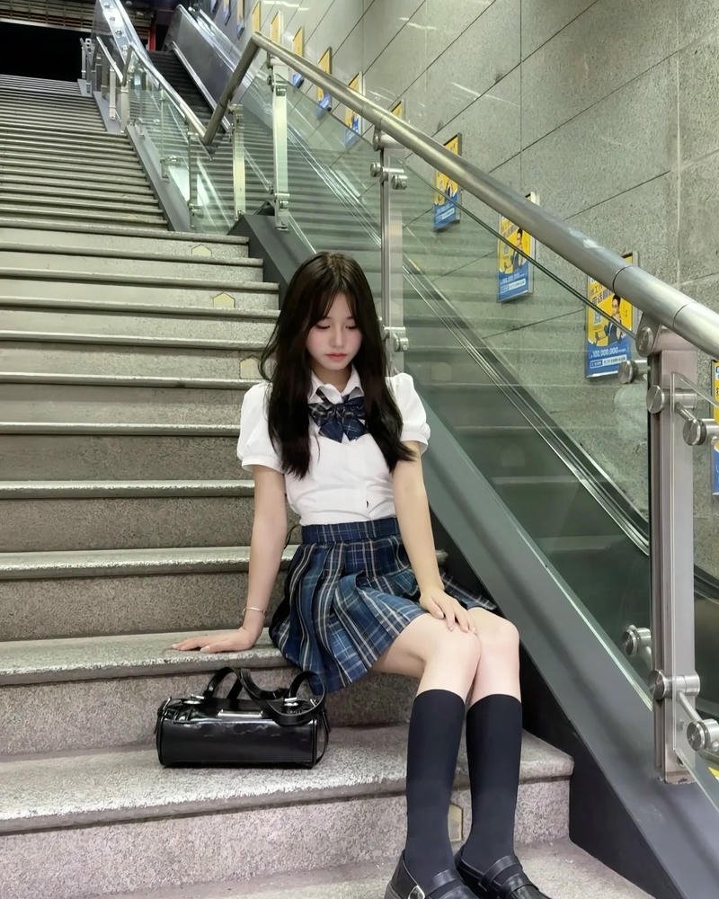 Cosplay nữ sinh ngồi trên bậc thang đá