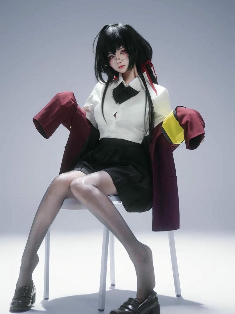 Cosplay nữ sinh ngồi trên ghế cao tạo dáng