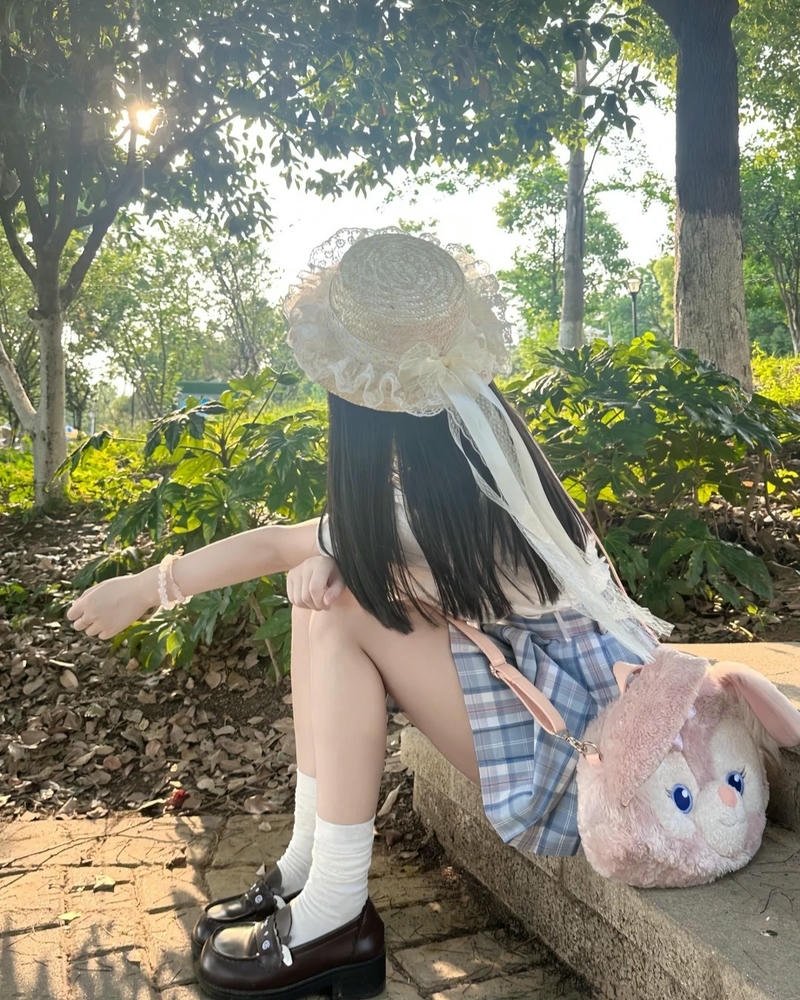 Cosplay nữ sinh ngồi trên ghế đá công viên