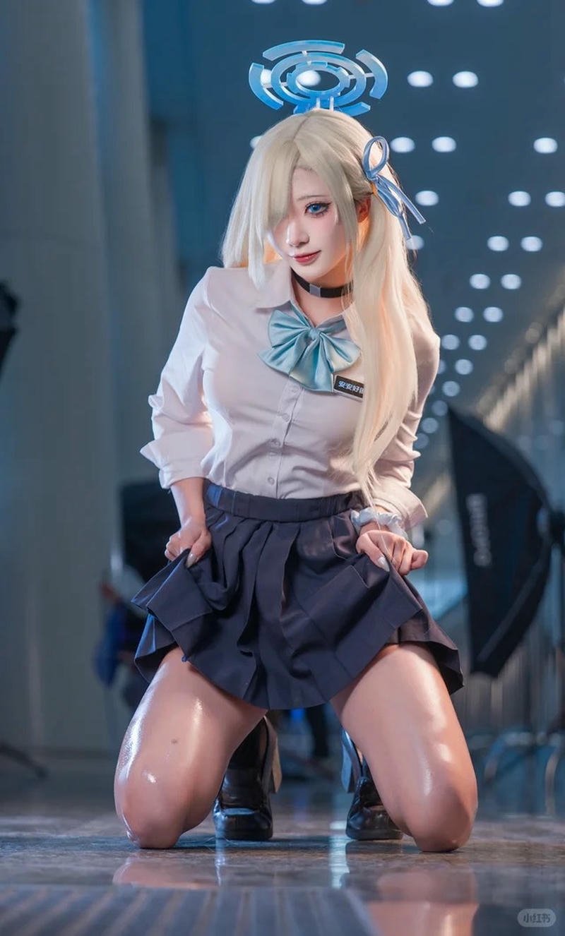 Cosplay nữ sinh quỳ gối trên thảm cỏ