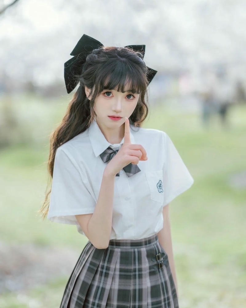Cosplay nữ sinh váy caro đứng trên vỉa hè