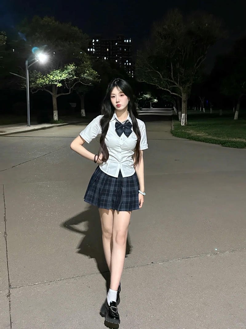 Cosplay nữ sinh váy đen đứng trên đường