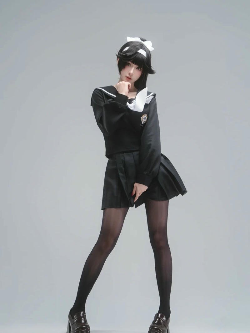 Cosplay nữ sinh váy đen tạo dáng đứng