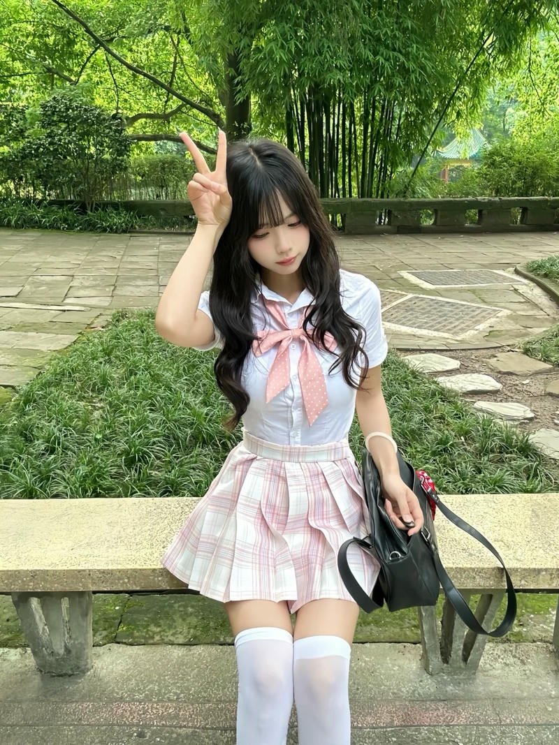 Cosplay nữ sinh váy xòe đứng trong công viên