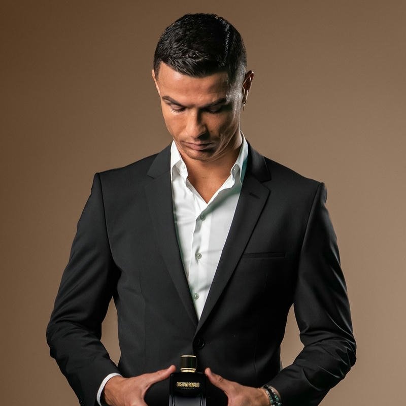89+ Avatar Ronaldo (CR7) cực ngầu, chất lượng 4k cho fan Hình Cristiano lịch lãm mặc vest đen cầm cúp vàng