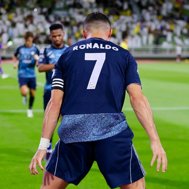 89+ Avatar Ronaldo (CR7) cực ngầu, chất lượng 4k cho fan Hình ảnh CR7 quay lưng khoe áo số 7 huyền thoại