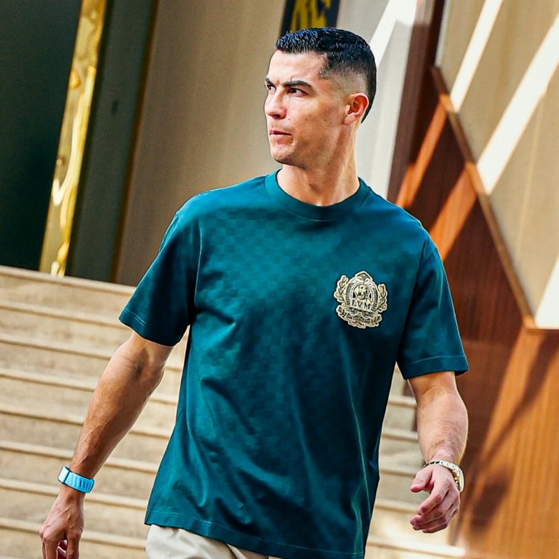 89+ Avatar Ronaldo (CR7) cực ngầu, chất lượng 4k cho fan Hình ảnh avatar Ronaldo mặc áo xanh bước đi đầy phong độ