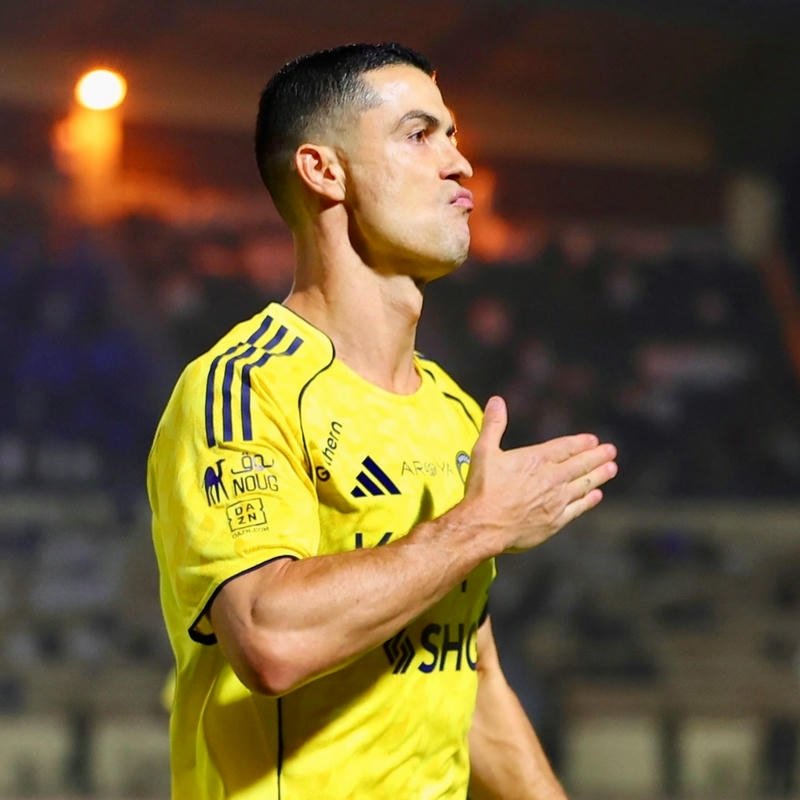 89+ Avatar Ronaldo (CR7) cực ngầu, chất lượng 4k cho fan Hình ảnh avatar Ronaldo vỗ tay chào khán giả trên sân