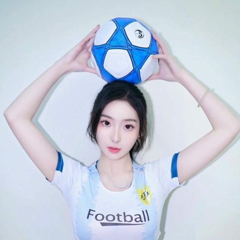 Hình ảnh avatar bóng đá đẹp cô gái đội bóng lên đầu