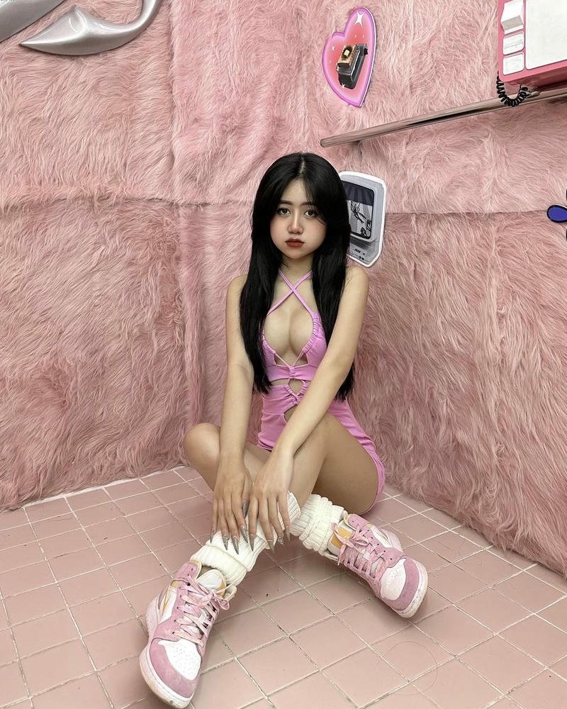 Hình ảnh năng động cùng bikini Lê Kim Loan mới