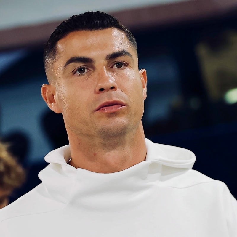 89+ Avatar Ronaldo (CR7) cực ngầu, chất lượng 4k cho fan Hình avatar Ronaldo mặc áo hoodie trắng nhìn xa xăm ngầu