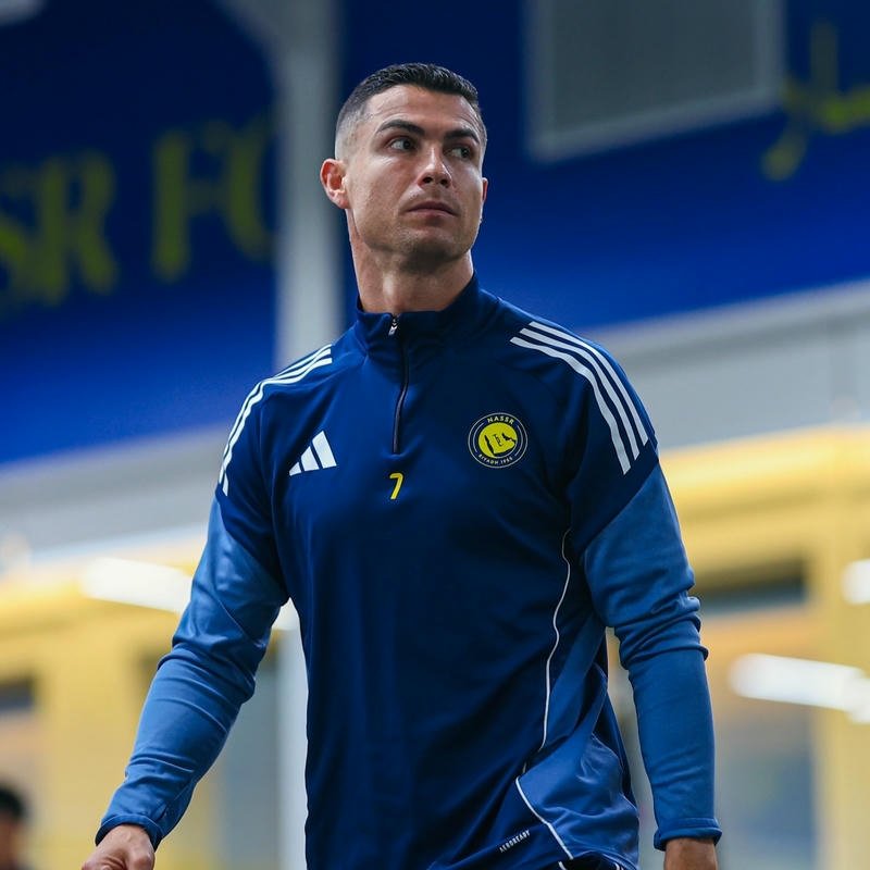 89+ Avatar Ronaldo (CR7) cực ngầu, chất lượng 4k cho fan Hình avatar Ronaldo mặc áo khoác xanh dương sân tập nghiêm túc