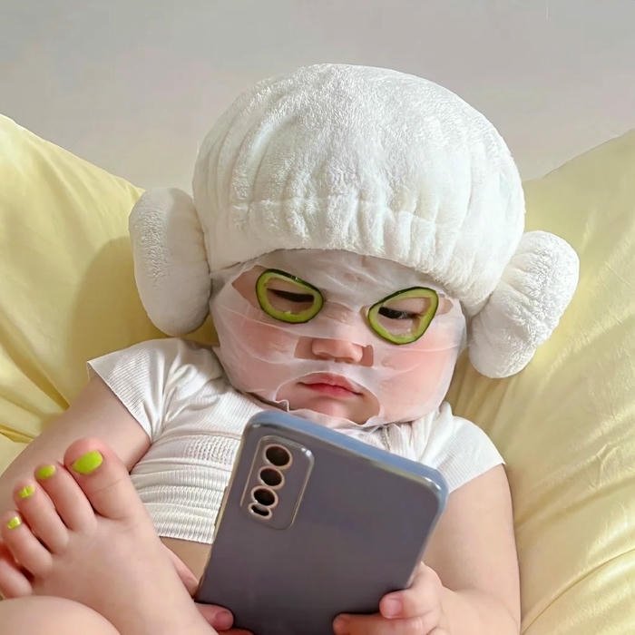 Hình avatar Tiktok hài hước em bé đeo kính xem điện thoại