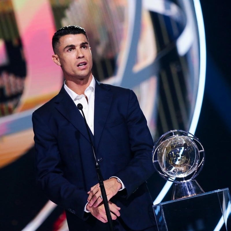 89+ Avatar Ronaldo (CR7) cực ngầu, chất lượng 4k cho fan Hình cầu thủ Ronaldo phát biểu tại lễ trao giải sang trọng