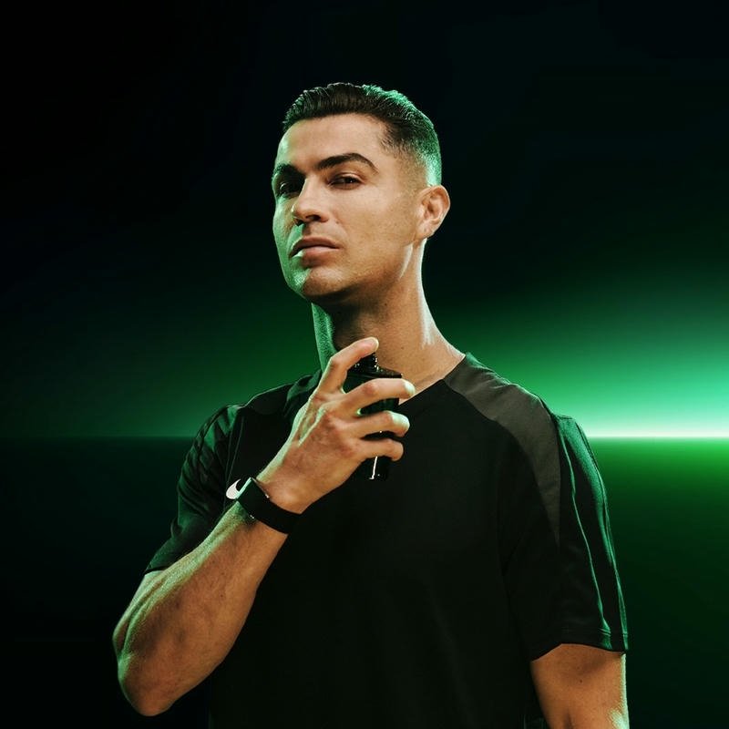 89+ Avatar Ronaldo (CR7) cực ngầu, chất lượng 4k cho fan Hình nền Ronaldo mặc áo đen huyền bí trong ánh đèn xanh