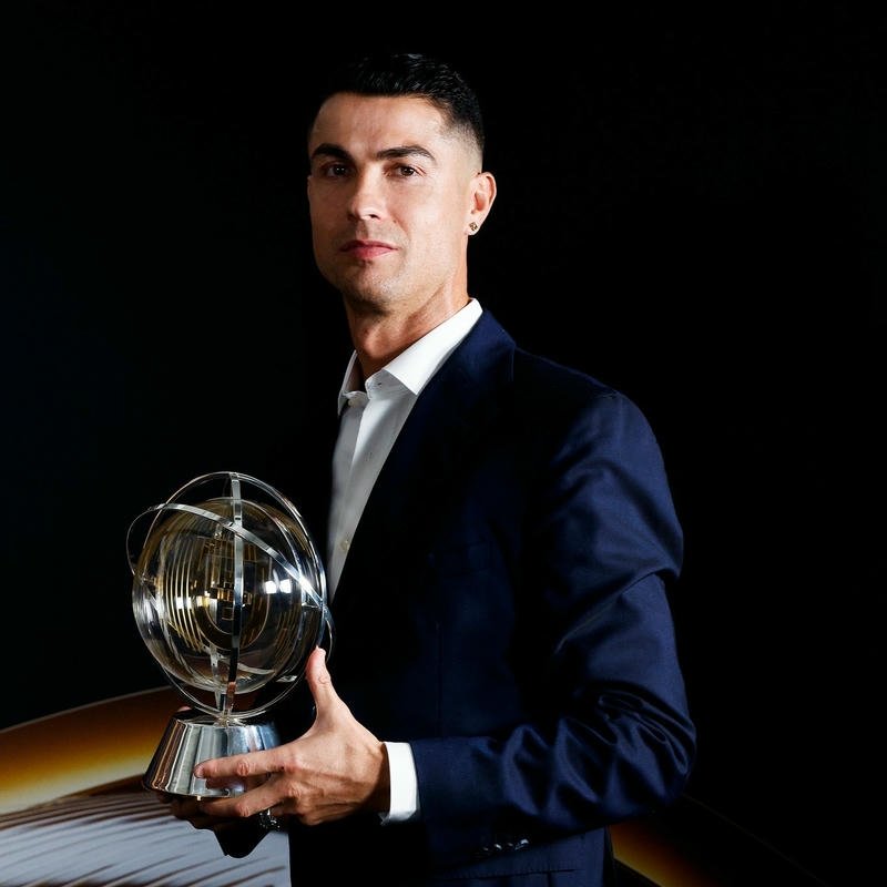 89+ Avatar Ronaldo (CR7) cực ngầu, chất lượng 4k cho fan Hình siêu sao bóng đá cầm quả bóng vàng cười rạng rỡ