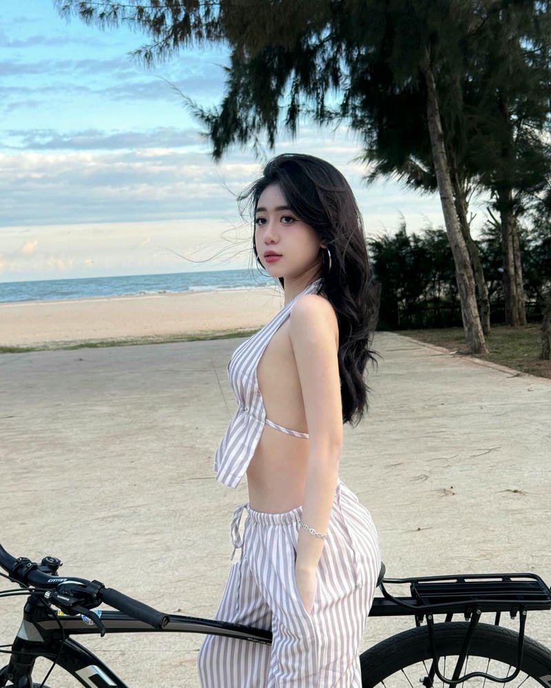 Lê Kim Loan bikini thần thái tự tin cuốn hút