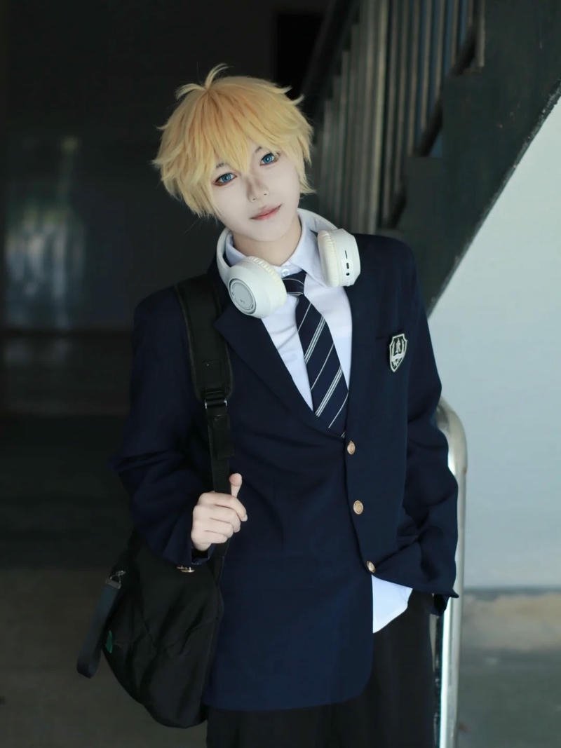 Nam sinh cosplay đồng phục áo khoác đen đứng thẳng