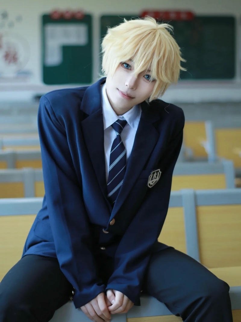 Nam sinh cosplay đồng phục áo khoác xanh ngồi trên ghế