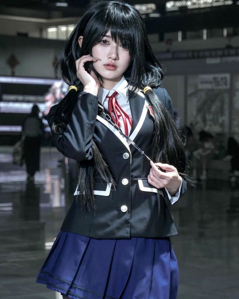 Nữ sinh cosplay đồng phục áo khoác đen đứng thẳng nghiêm túc