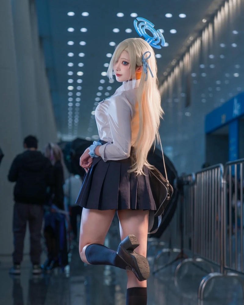 Nữ sinh cosplay đồng phục áo trắng váy đen đứng thẳng