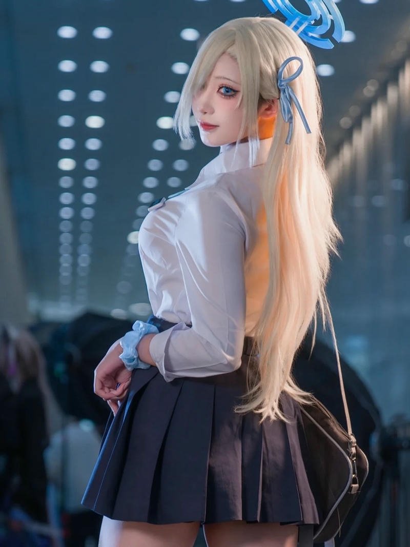 Nữ sinh cosplay đồng phục áo trắng váy đen nhìn nghiêng