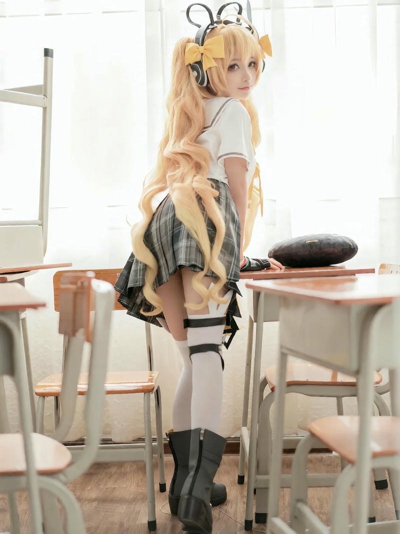 Nữ sinh cosplay đồng phục xám đỏ ngồi quay lưng lại