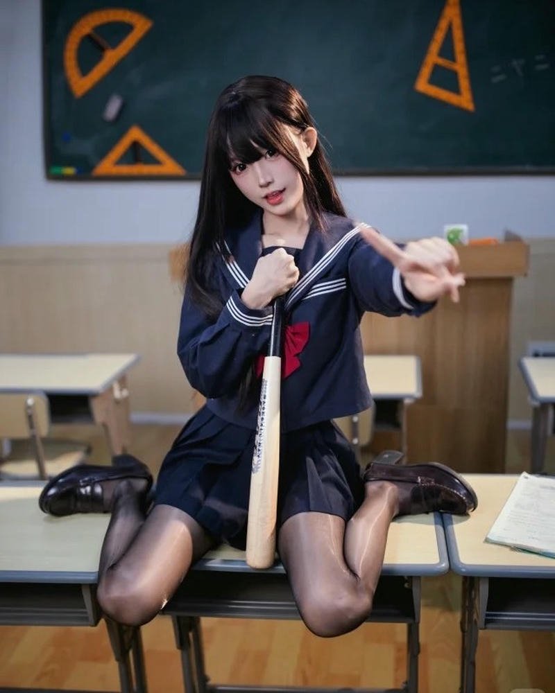 Nữ sinh đeo kính ngồi trên bàn học
