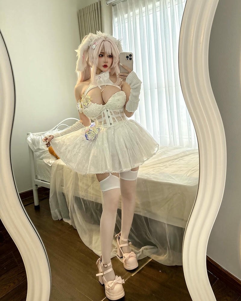 Tiny Asa hot leak khoe da trắng mịn óng ánh