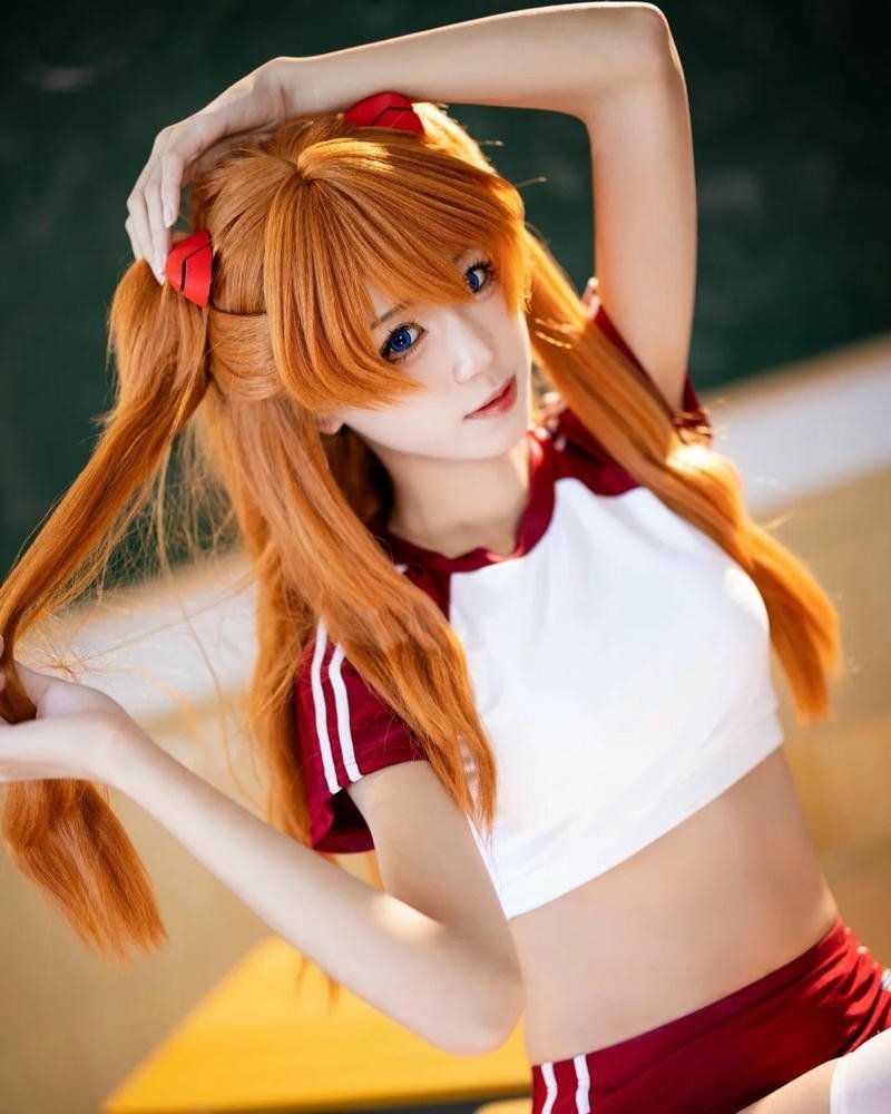 Trang phục học sinh thể dục tóc cam cột cao đang duỗi