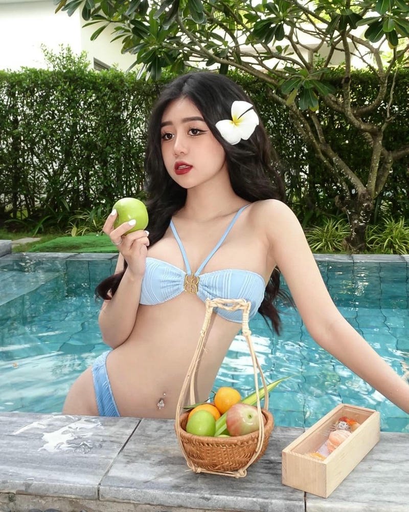 Vẻ ngoài cuốn hút với bikini Lê Kim Loan đẹp