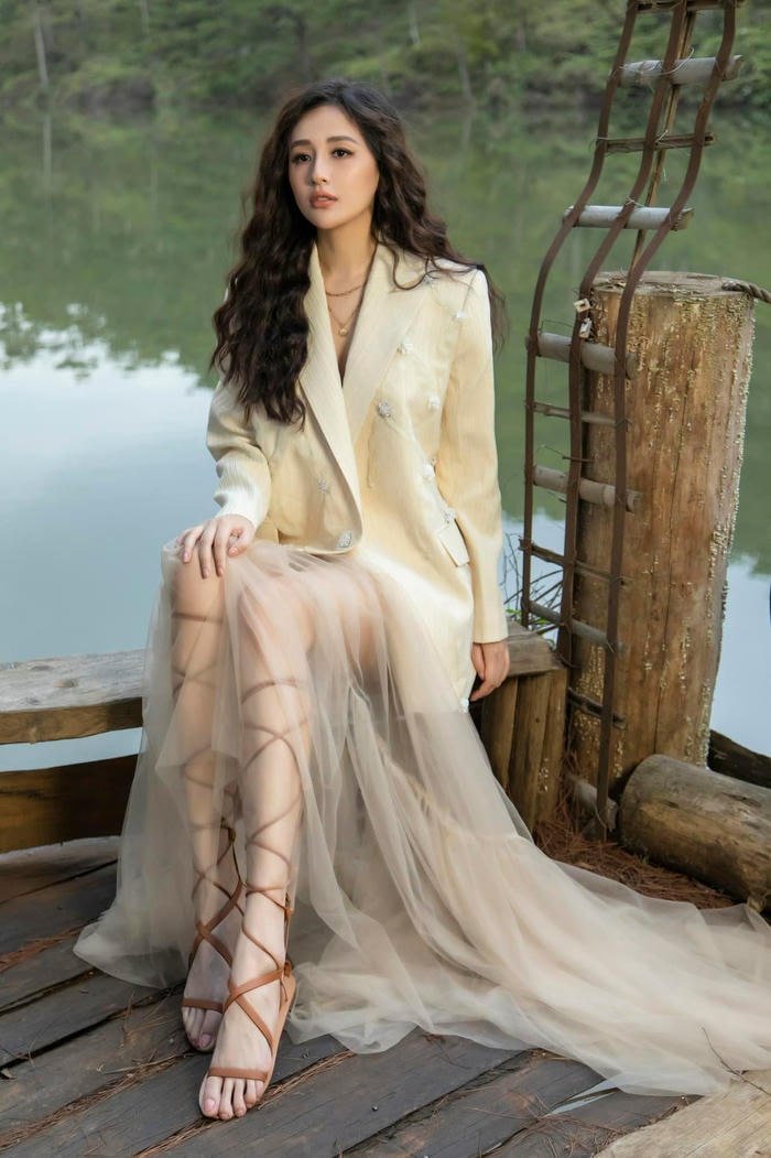 ảnh mai phương thúy bikini tạo dáng tự tin