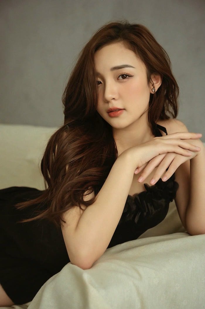 ảnh mc phương thảo bikini dáng pose thư giãn