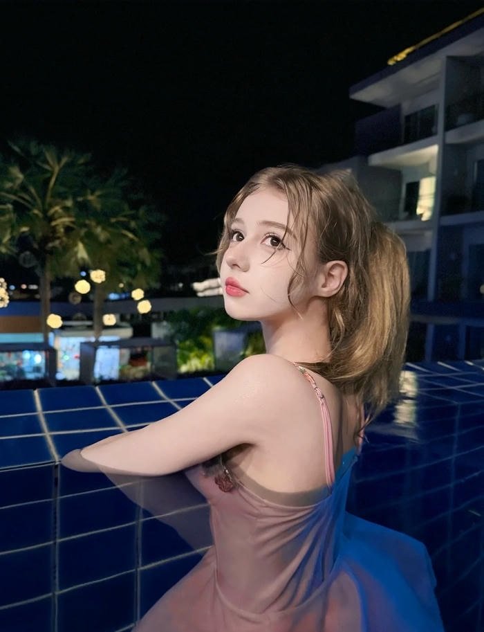 ánh nhìn sexy gái nga bikini cuốn hút