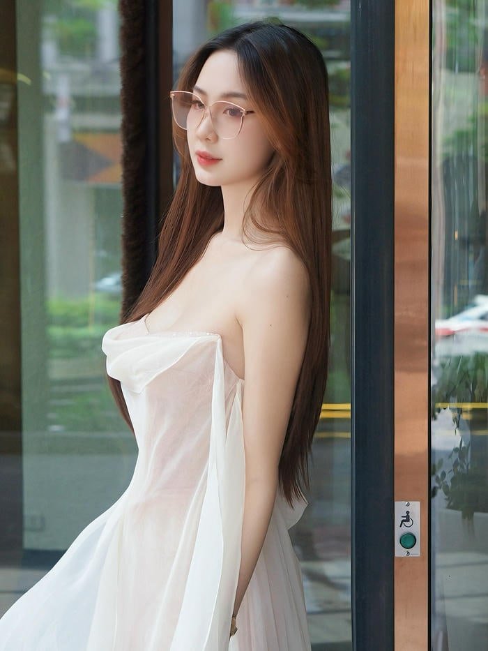 hình ảnh lê nguyễn bảo ngọc bikini góc nghiêng thiên thần