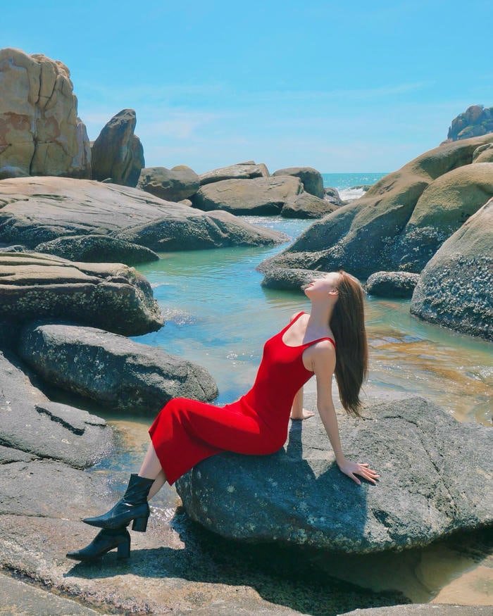 hình ảnh lê nguyễn bảo ngọc bikini phơi nắng