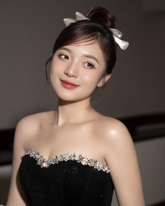 hình mc phương thảo bikini góc máy từ xa