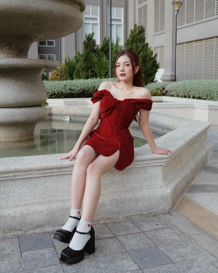 hình mc phương thảo bikini nền sáng dễ nhìn