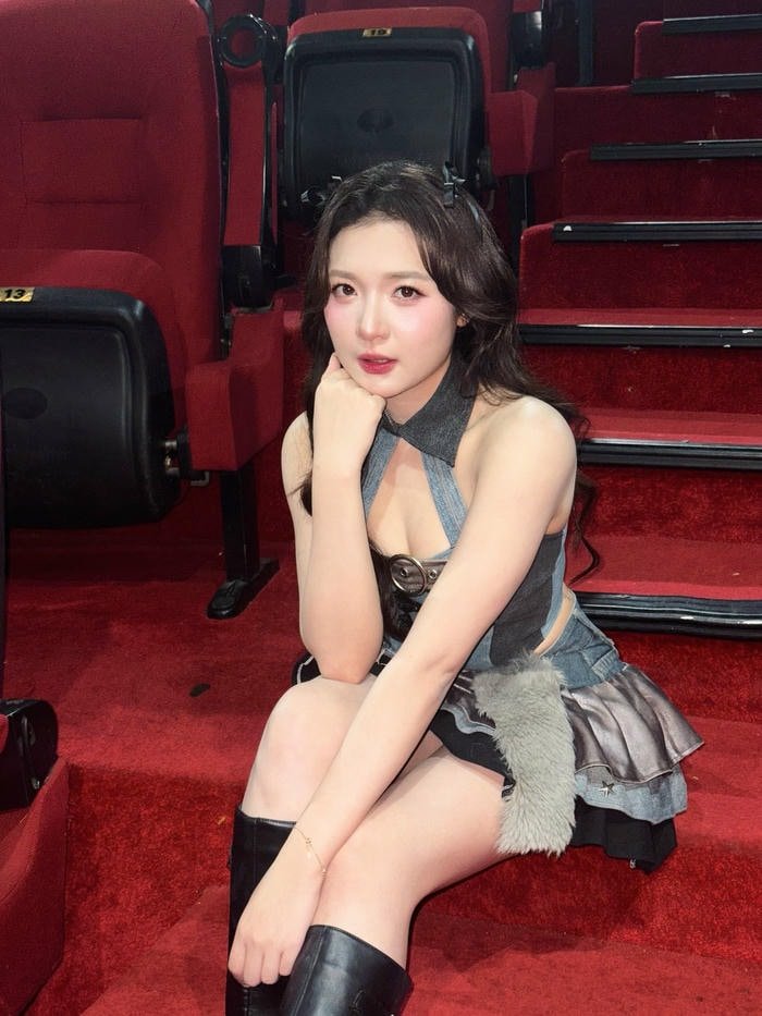 hình mc phương thảo bikini phối màu đơn giản