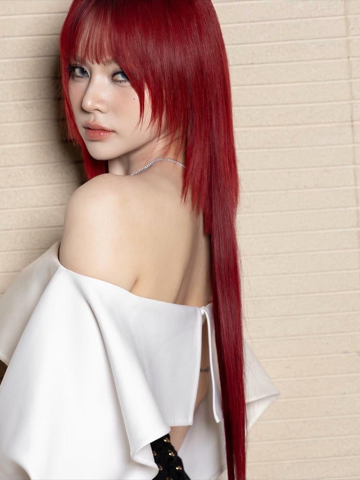 khí chất mê người giữa biển xanh ngô lan hương bikini