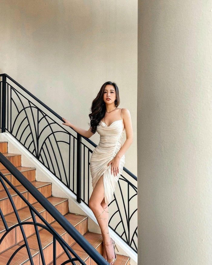 mai phương thúy bikini bối cảnh biển xanh