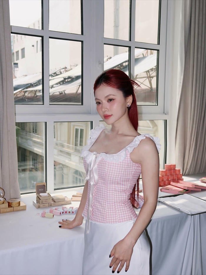 tạo dáng tự tin đầy sexy ngô lan hương bikini