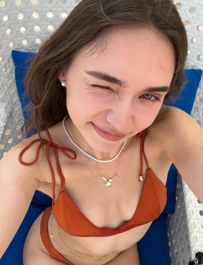 trang phục biển nổi bật gái nga bikini