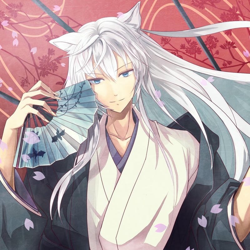 Ảnh Tomoe cầm mặt nạ hồ ly cười đầy ma mị