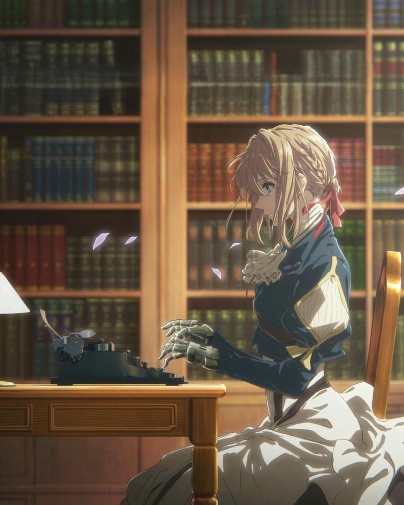 Ảnh Violet Evergarden ngồi viết thư trong thư viện cổ kính