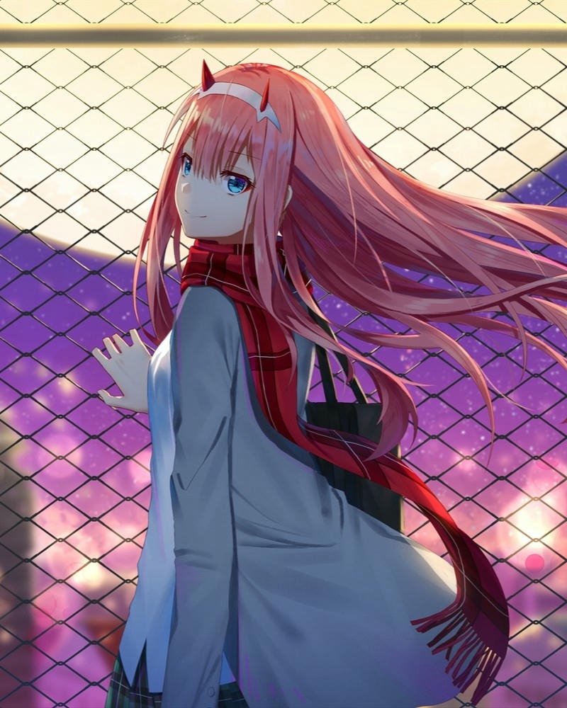 Ảnh Zero Two tựa lưng vào lưới sắt hoàng hôn