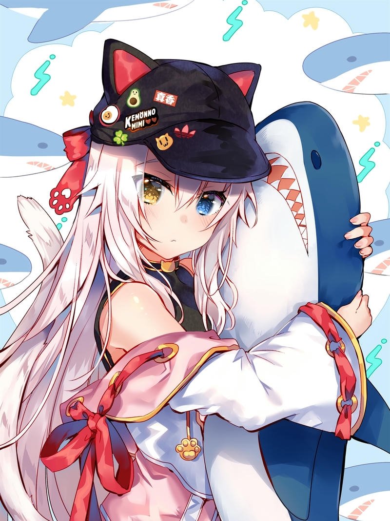 Ảnh anime cá mập cô gái đội mũ mèo ôm cá bông